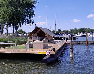 Safaritent XS in Biddinghuizen, Flevoland met terras en uitzicht op de jachthaven.