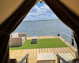 Binnenzicht vanuit Safaritent XS in Biddinghuizen, Flevoland met zicht op het meer.