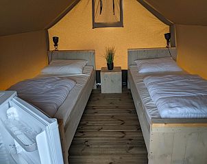 Slaapkamer in Safaritent XS in Biddinghuizen, Flevoland met twee eenpersoonsbedden.