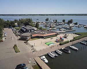 Luchtfoto van de jachthaven nabij Safaritent XS in Biddinghuizen, Flevoland met boten en natuur.