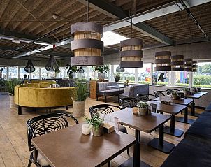 Interieur van een restaurant nabij Safaritent XS in Biddinghuizen, Flevoland met moderne inrichting.