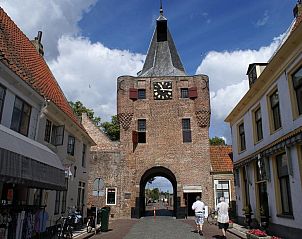 Historische poort in de buurt van Safaritent XS in Biddinghuizen, Flevoland met oude architectuur.