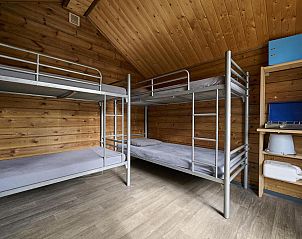 Slaapkamer in Trekkershut 4 Personen, Biddinghuizen, Flevoland met stapelbedden en houten interieur.