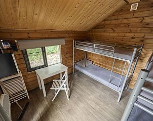 Binnenruimte van Trekkershut 4 Personen in Biddinghuizen, Flevoland met werkplek en stapelbed.