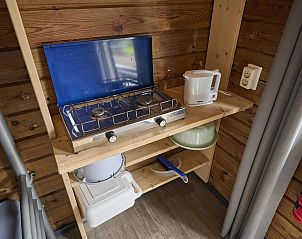 Keukenhoek in Trekkershut 4 Personen, Biddinghuizen, Flevoland met fornuis en waterkoker.