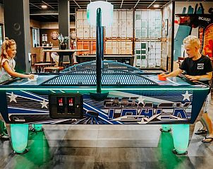 Kinderen spelen airhockey in recreatieruimte bij Trekkershut 4 Personen, Biddinghuizen, Flevoland.
