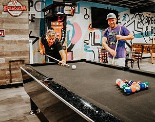 Biljartspel in recreatieruimte bij Trekkershut 4 Personen, Biddinghuizen, Flevoland.