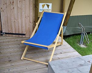 Comfortabele ligstoel op de veranda van Medley Lodge in Biddinghuizen, Oostelijk Flevoland, Flevoland.