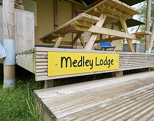 Medley Lodge bord op de veranda, Biddinghuizen, Oostelijk Flevoland, Flevoland.
