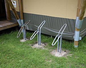 Fietsenrekken naast Medley Lodge in Biddinghuizen, ideaal voor fietsers in Oostelijk Flevoland, Flevoland.