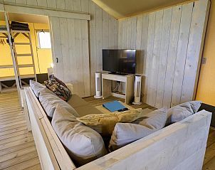 Gezellige woonkamer in Medley Lodge met televisie, Biddinghuizen, Oostelijk Flevoland, Flevoland.