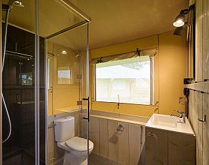 Moderne badkamer in Medley Lodge, Biddinghuizen, Oostelijk Flevoland, Flevoland.