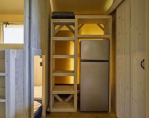 Praktische opbergruimte en koelkast in Medley Lodge, Biddinghuizen, Oostelijk Flevoland, Flevoland.