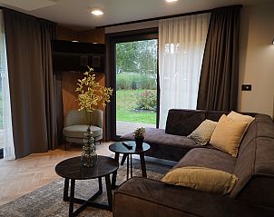 Stijlvolle binnenruimte van Chalet in Biddinghuizen, vakantiehuis in Oostelijk Flevoland met uitzicht op de tuin.