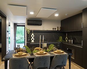 Chalet in Biddinghuizen, vakantiehuis in Oostelijk Flevoland met volledig ingerichte keuken en eetgedeelte.