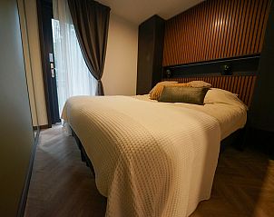 Slaapkamer in Chalet in Biddinghuizen, vakantiehuis in Oostelijk Flevoland met comfortabel tweepersoonsbed.