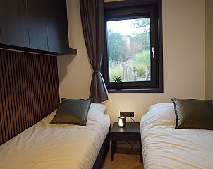 Tweede slaapkamer in Chalet in Biddinghuizen, vakantiehuis in Oostelijk Flevoland met twee eenpersoonsbedden.