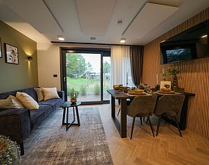 Moderne eetkamer in Chalet in Biddinghuizen, vakantiehuis in Oostelijk Flevoland met uitzicht op de tuin.