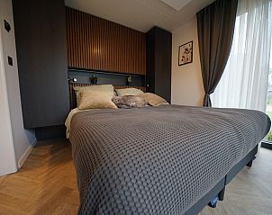 Ruime slaapkamer in Chalet in Biddinghuizen, vakantiehuis in Oostelijk Flevoland met groot tweepersoonsbed.