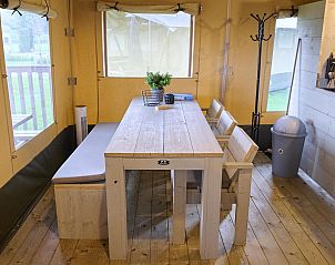 Stijlvolle eethoek in Safari Cottage, een safaritent in Biddinghuizen, Flevoland voor 4-6 personen.