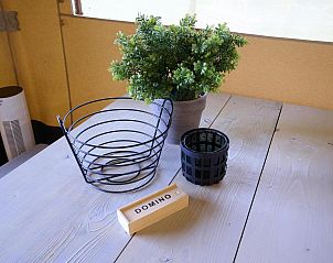 Decoratieve elementen op de tafel in Safari Cottage, een vakantiehuis in Biddinghuizen, Flevoland.