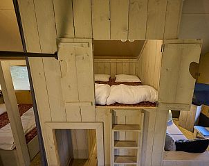 Knusse slaapruimte in Safari Cottage, een glamping lodge in Biddinghuizen, Oostelijk Flevoland.