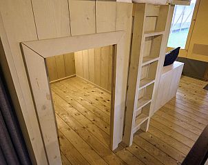 Slaapruimte met stapelbed in Safari Cottage, een safaritent in Biddinghuizen, Oostelijk Flevoland.