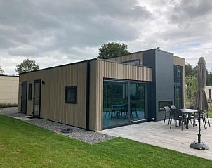 Exterieur van Vakantiehuis Cube Elite 6, Biddinghuizen, Flevoland met terras en ruime tuin omringd door natuur.