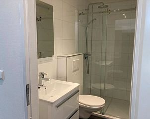 Moderne badkamer in Vakantiehuis Cube Elite 6, Biddinghuizen, Flevoland met inloopdouche en strak design.