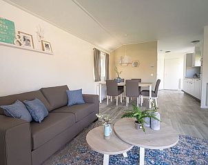 Ruime eetkamer in Chalet in Biddinghuizen, biedt comfort en gezelligheid in Flevolandse vakantiehuis.