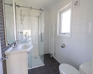 Moderne badkamer in Chalet in Biddinghuizen met douche en natuurlijke lichtinval, gelegen in Flevoland.