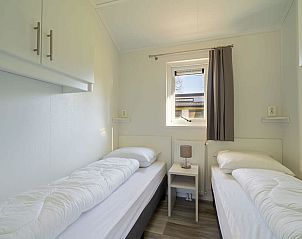 Tweede slaapkamer in Chalet in Biddinghuizen met twee eenpersoonsbedden, ideaal voor gezinnen in Flevoland.