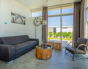 Stijlvolle woonkamer van Vakantiehuis Pavilion 6 in Biddinghuizen met uitzicht op de tuin in Oostelijk Flevoland.