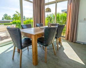 Eethoek met veel licht in Vakantiehuis Pavilion 6, Biddinghuizen, perfect voor gezellige maaltijden in Flevoland.