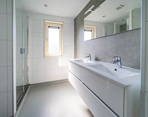 Ruime badkamer met moderne voorzieningen in Vakantiehuis Pavilion 6, Biddinghuizen, Oostelijk Flevoland.