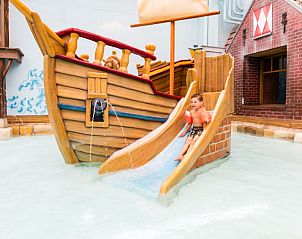 Waterpret voor kinderen in het zwembad bij Vakantiehuis Pavilion 6, Biddinghuizen, Oostelijk Flevoland.