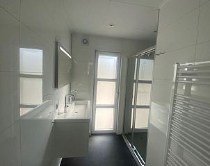Ruime badkamer in Vakantiehuis Cube Split 6, voorzien van moderne faciliteiten in Biddinghuizen, Flevoland.