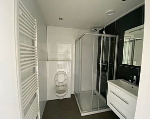 Stijlvolle douche en wastafel in Vakantiehuis Cube Split 6, een luxe vakantiewoning in Biddinghuizen.