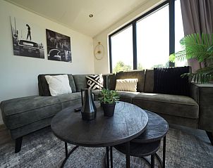 Comfortabele zithoek in Vakantiehuis Cube Split 6, ideaal voor ontspanning in Biddinghuizen, Flevoland.