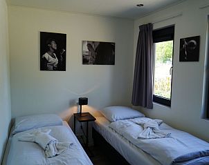 Slaapkamer met twee eenpersoonsbedden in Vakantiehuis Cube Split 6, ideaal voor gezinnen in Biddinghuizen.