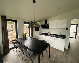 Stijlvolle keuken en eetruimte in Vakantiehuis Cube Split 6, perfect voor culinaire avonden in Biddinghuizen.