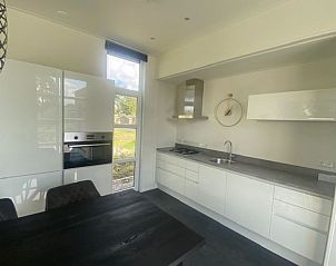 Moderne keuken in Vakantiehuis Cube Split 6, volledig uitgerust voor een comfortabel verblijf in Biddinghuizen.