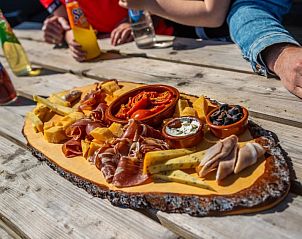 Heerlijke borrelplank op het terras van Vakantiehuis Cube Split 6, geniet van lokale lekkernijen in Biddinghuizen.