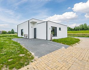 Gezellige eet- en zithoek in de 4-persoons bungalow Waterparc Veluwemeer, Biddinghuizen, met veel natuurlijk licht.