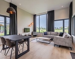 Moderne keuken in Waterparc Veluwemeer bungalow Biddinghuizen, compleet met eethoek en stijlvolle inrichting.