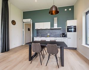 Open keuken en eetruimte in de 4-persoons bungalow Waterparc Veluwemeer, Biddinghuizen, ideaal voor gezellig dineren.