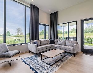 Entree van de Waterparc Veluwemeer bungalow in Biddinghuizen, Flevoland, met stijlvolle hal en comfortabele zitplek.