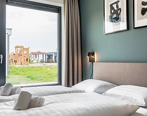 Moderne douche naast de sauna in de 4-persoons bungalow Waterparc Veluwemeer, Biddinghuizen, Flevoland.