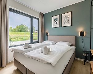 Moderne badkamer met inloopdouche in Waterparc Veluwemeer bungalow Biddinghuizen, Flevoland.