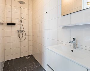 Gezellige slaapkamer in de 4-persoons bungalow Waterparc Veluwemeer, Biddinghuizen, met modern interieur.